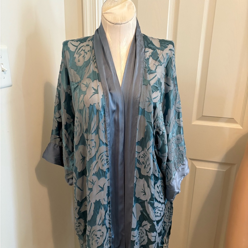 Elegant Floral Kimono Robe Andres 100% silk one size